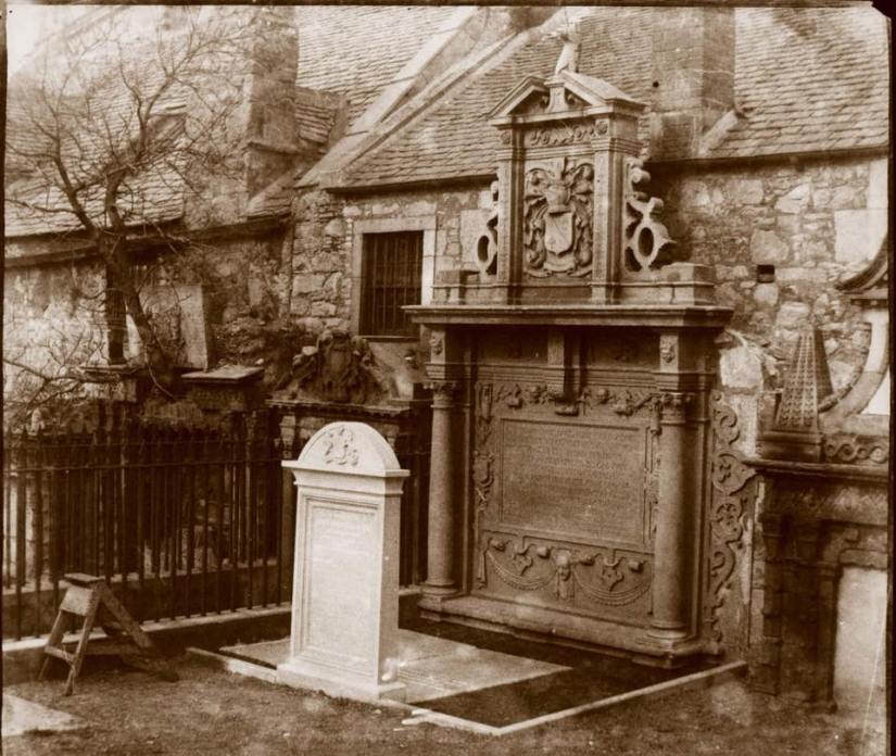 The Dennistoun Memorial, Greyfriars Kirkyard, Edinburgh